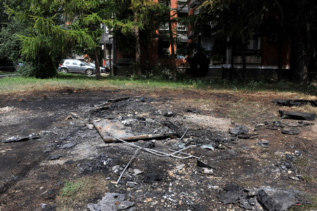 ОЧЕВИЦИ О НОВИМ ДЕТАЉИМА СТРАВИЧНЕ ЕКСПЛОЗИЈЕ У ЗЕМУНУ: Чули смо ужасну експлозију и јауке мисице, нико није смео да приђе ни колима ни њој